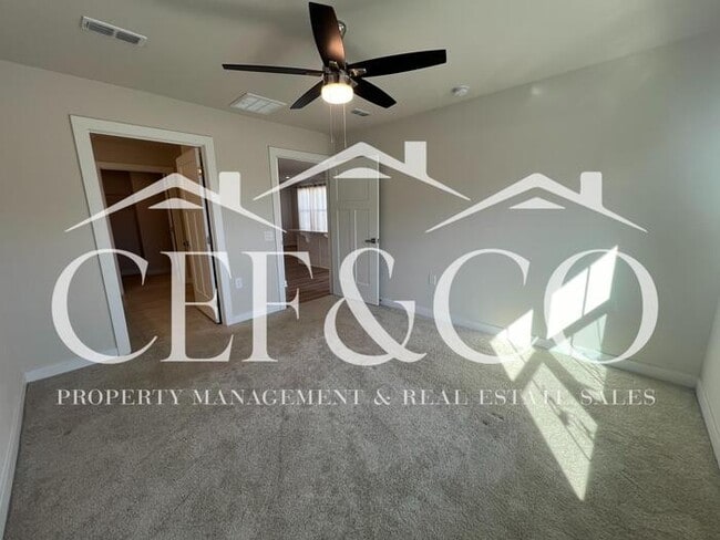 Building Photo - Spacious Townhome available in Spartanburg's East Side