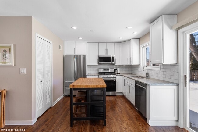 Building Photo - 1915 Farmington Ct