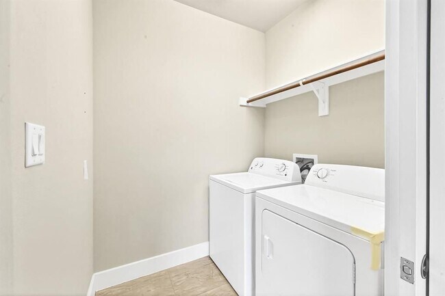 Building Photo - 4411 Hershe St
