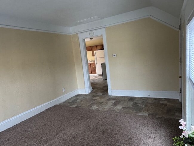 Building Photo - 629 Otter Ave