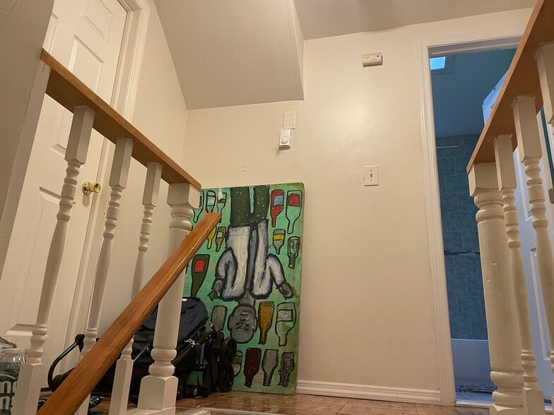 Second floor bedroom available - 976 Jerusalem Ave