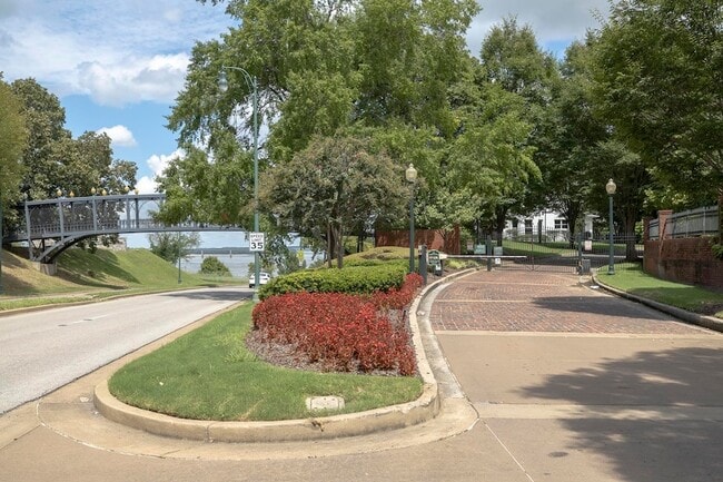 Building Photo - 589 Madewood Dr