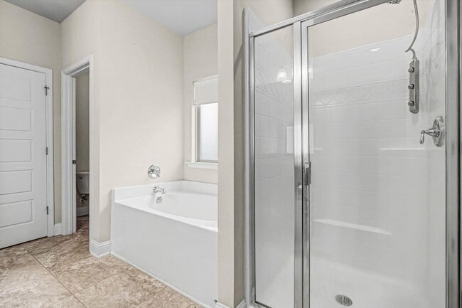 Building Photo - SPACIOUS AND CONVENIENT COMMUTE!