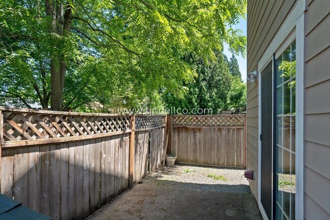Building Photo - Amazing Eastmoreland Home Near Sellwood wi...