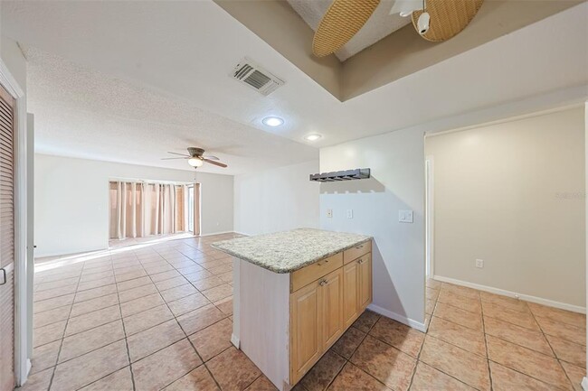 Building Photo - 611 Lively Dr
