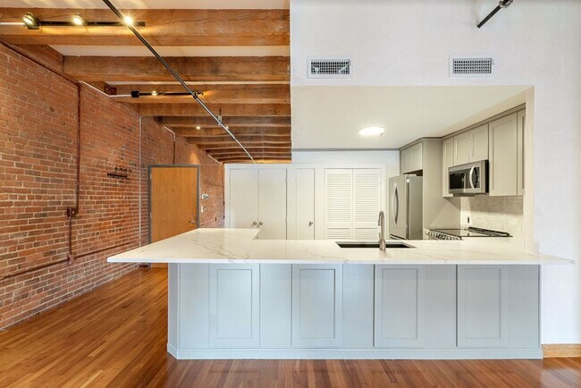 Building Photo - 33 Sleeper St