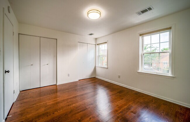 Building Photo - Sophisticated Townhome Steps from East Fal...