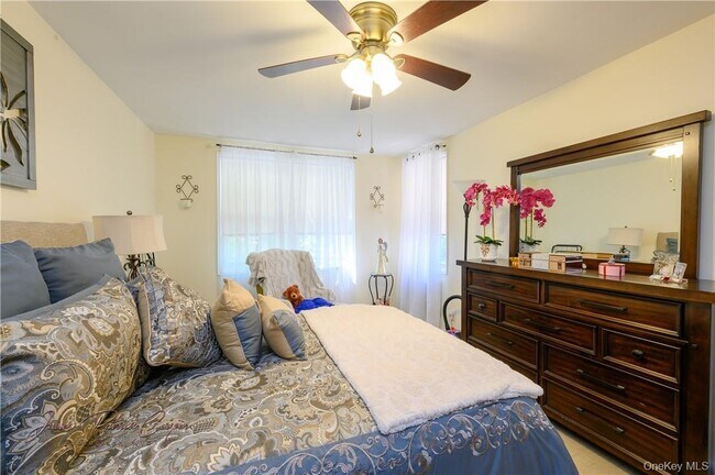 Building Photo - 5 Sadore Ln