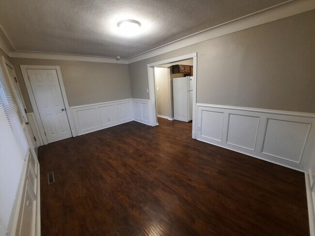 Building Photo - 3 Bedroom, 1 Bathroom Home!