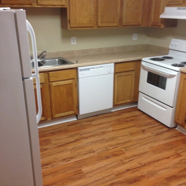 Kitchen - 106 Briarhill Rd