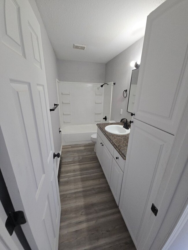 Building Photo - 2 Bed 1 Bath Apartment