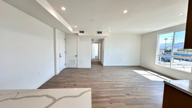 Building Photo - Luxury 2-Bedroom Penthouse with Spacious L...