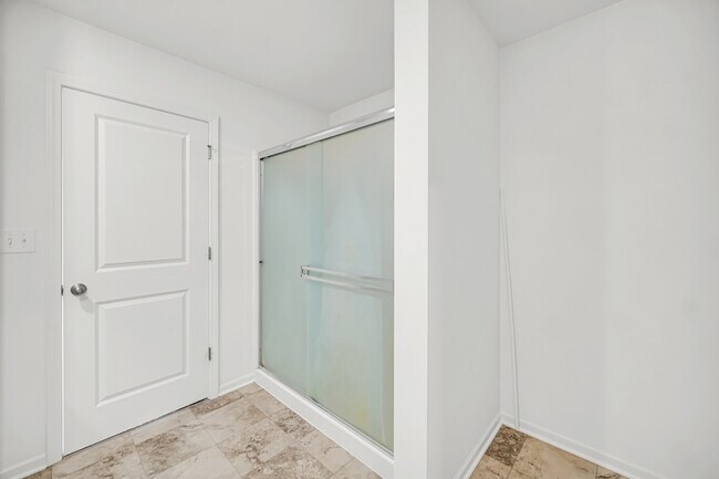 Building Photo - 2155 Greenview Dr