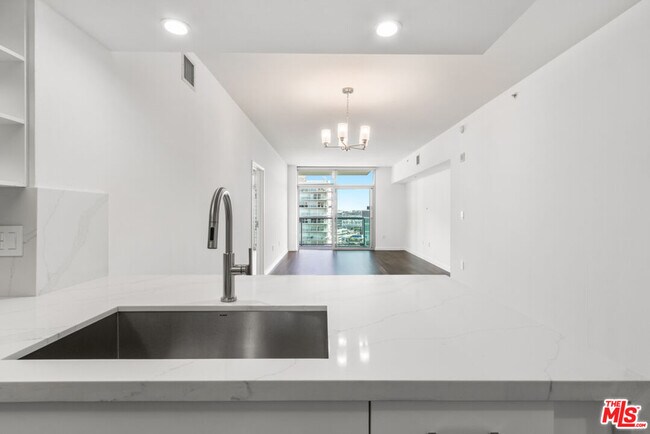 Building Photo - 13700 Marina Pointe Dr