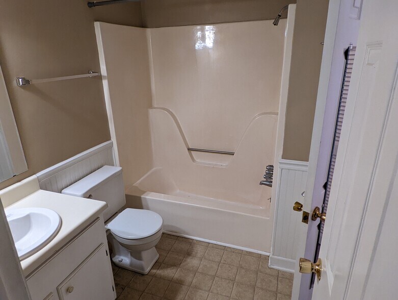 Full bath - 215 Woodburn Club Ln