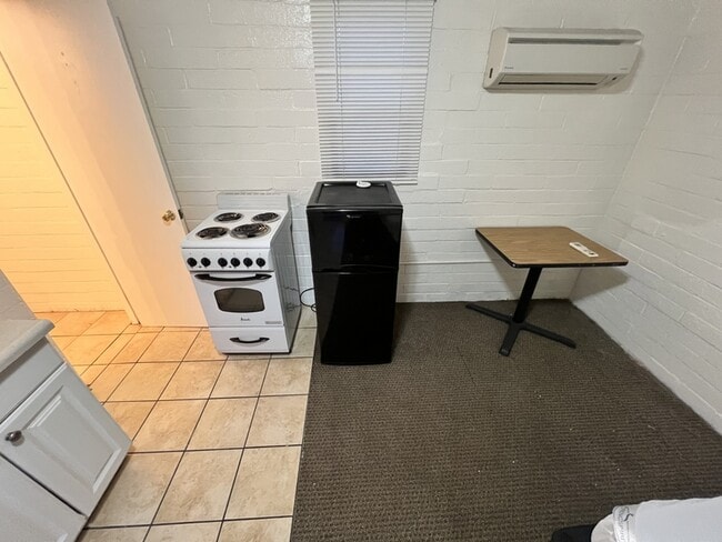 Building Photo - 1643 S State St