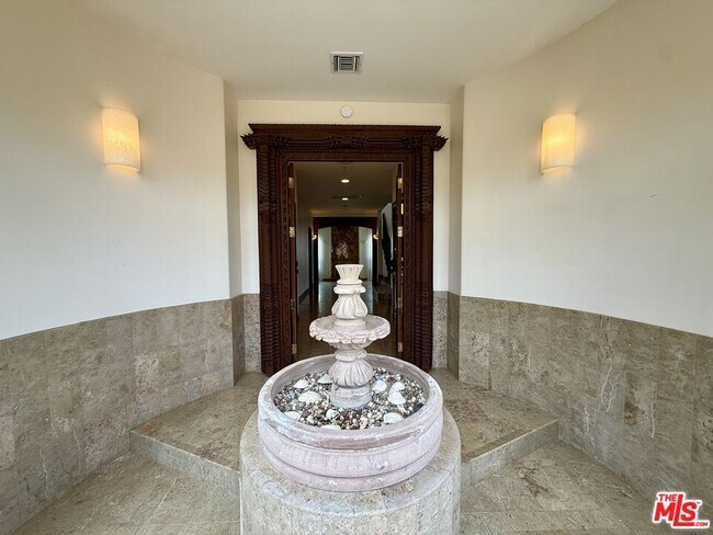 Building Photo - 10827 Pacific View Dr