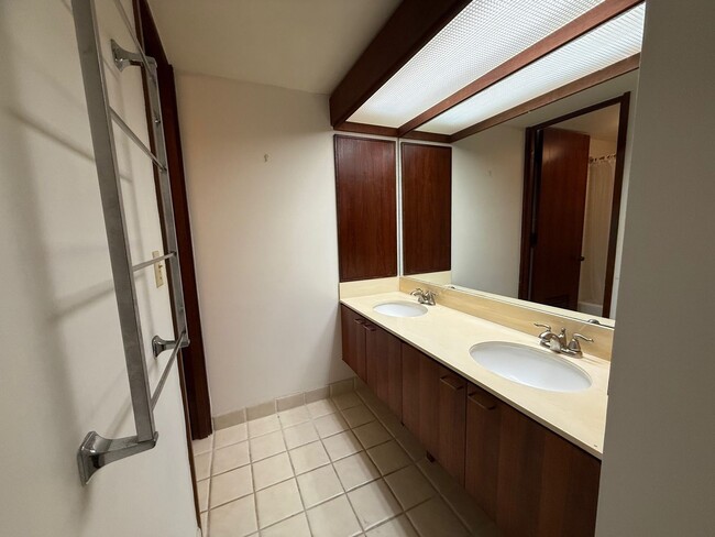 Building Photo - Spacious one bedroom, one bath with two pa...