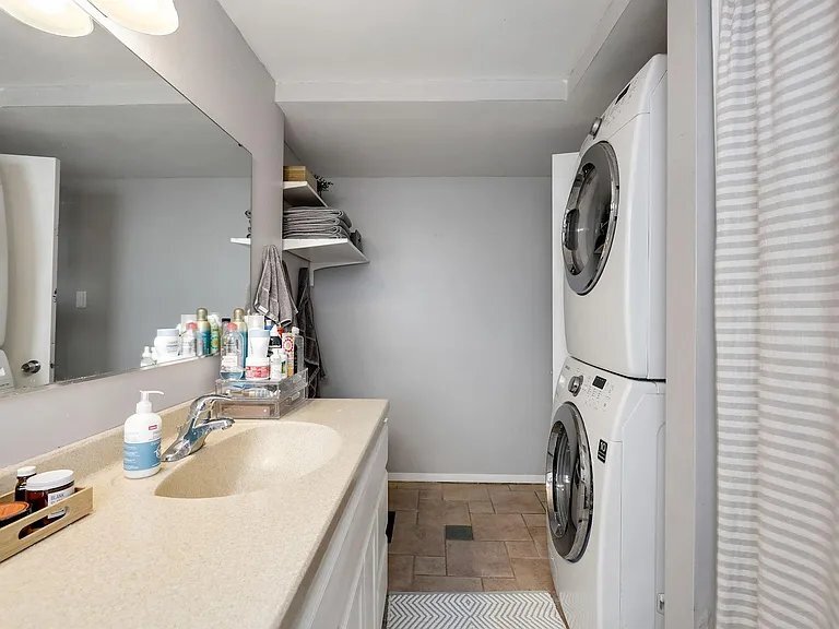 Building Photo - 1009 NE Lowry Ave