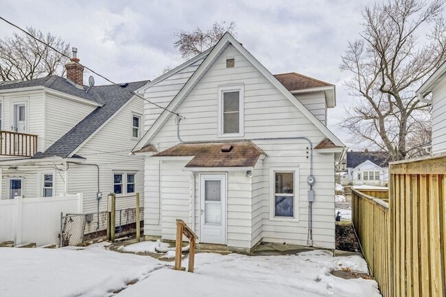 Building Photo - 595 Hawthorne Ave E