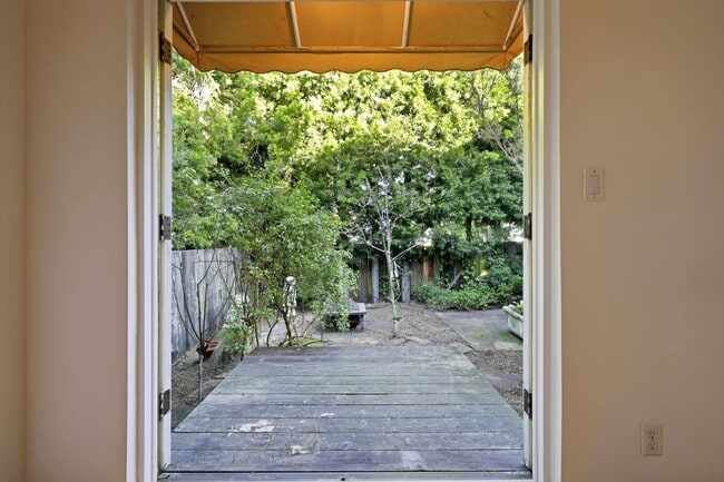 Building Photo - Spacious Two Bedroom Condo in Potrero Hill - Please Contact for Showing Availability!