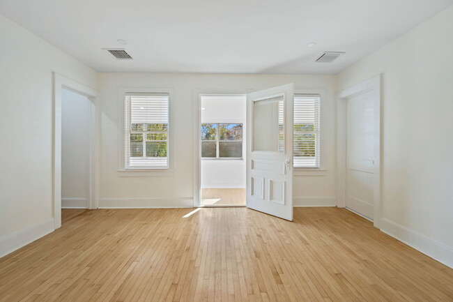 Building Photo - 158 Henry St