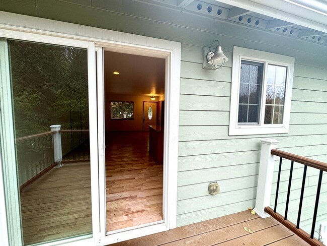 Building Photo - desirable Driftwood Keys daylight rambler...main floor primary suite