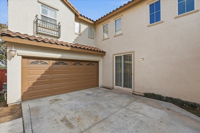 Building Photo - The Perfect Home Base Near UC Riverside