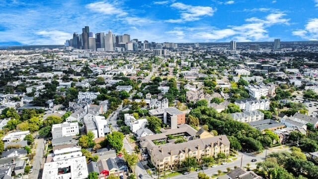 Building Photo - 1410 Hyde Park Blvd