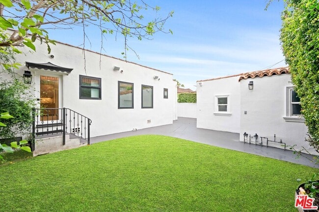 Building Photo - 260 S La Peer Dr