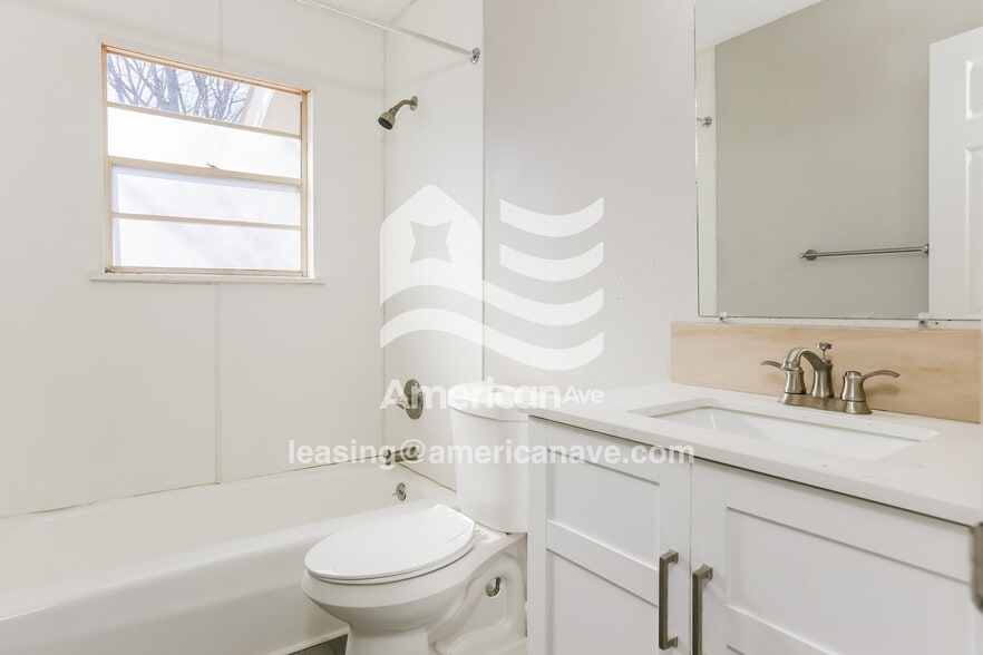 Building Photo - 1001 King St