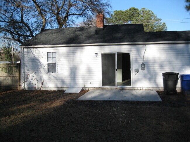 Building Photo - Home centrally located