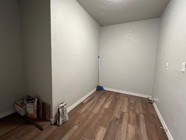 Building Photo - 5813 NW Elm Ave