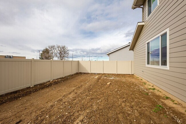 Building Photo - Brand New 3 bed 2.5 bath with flex room North Meridian