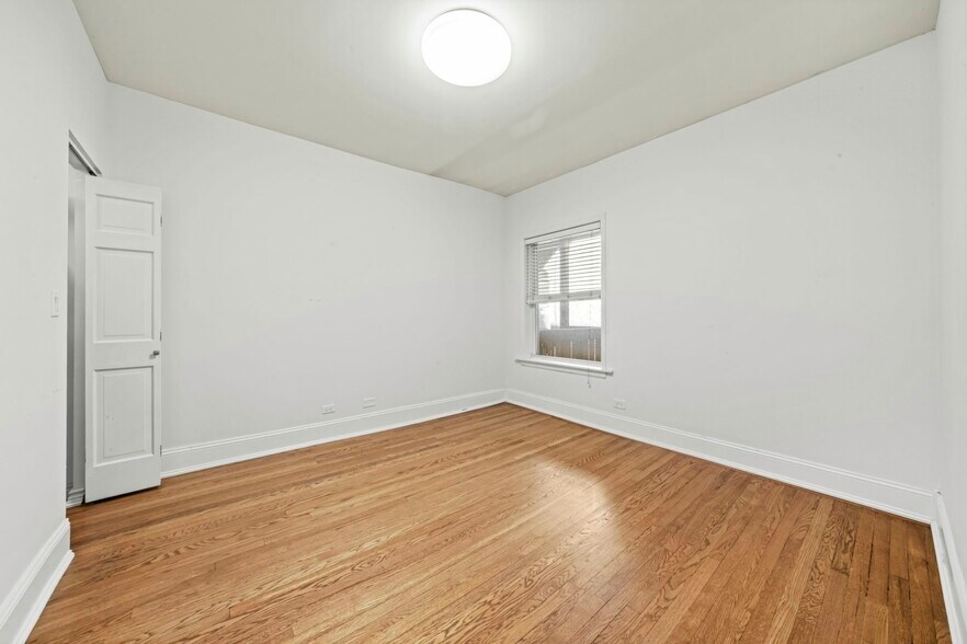 Building Photo - 6040 N Kenmore Ave