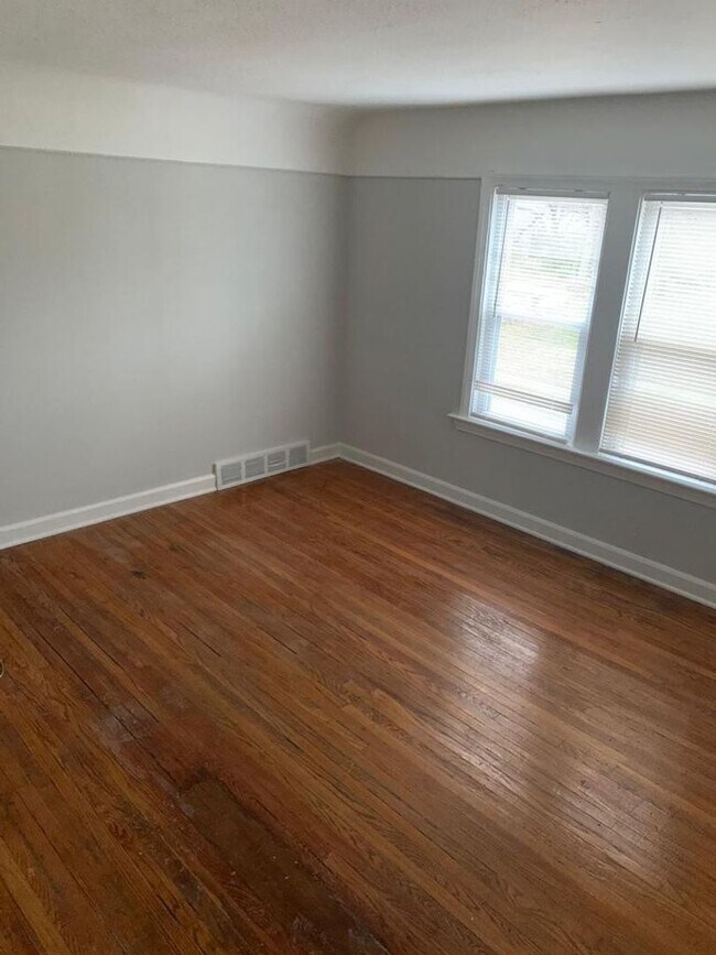 Building Photo - 1483 E 120th St