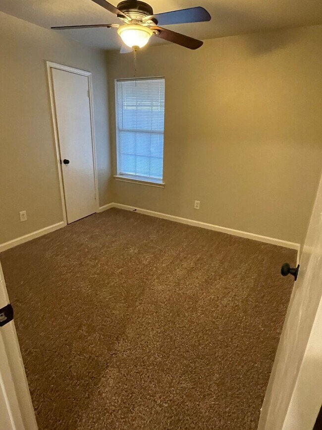Building Photo - 3 BEDROOM 2 BATHROOM HOUSE IN DENTON