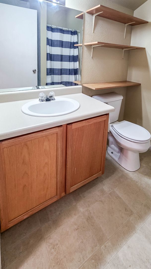 Building Photo - $1111 - Studio/1BA Close to Downtown Color...