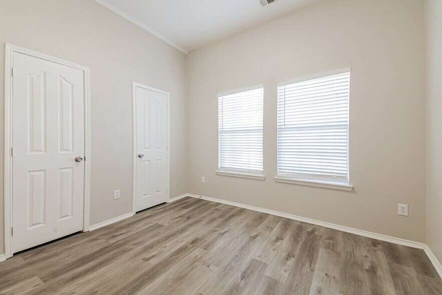 Building Photo - 904 Starling Ln