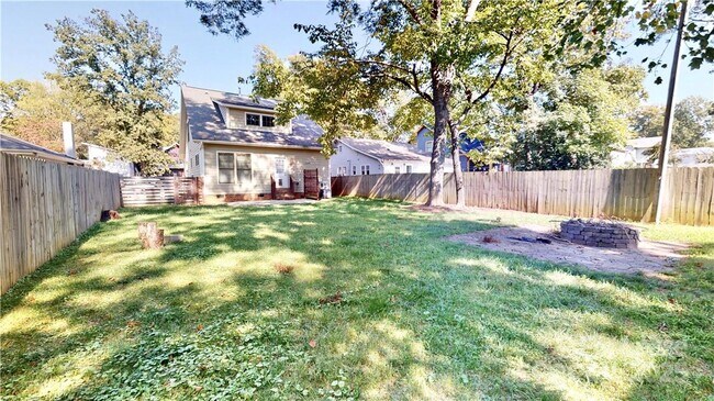 Building Photo - 2213 Roslyn Ave