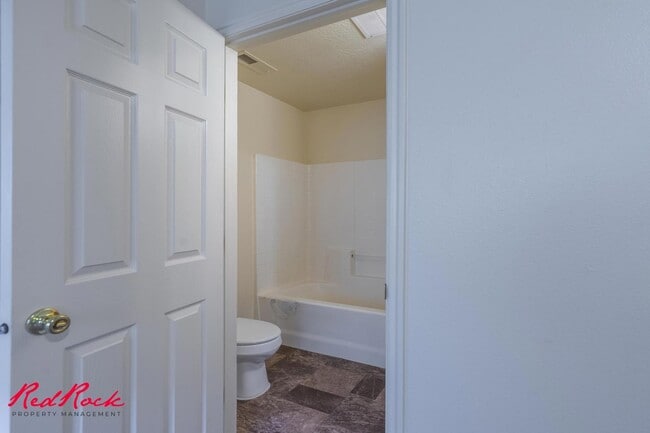 Building Photo - Enjoy Scenic Ivins Living – 3-Bed, 2-Bath ...