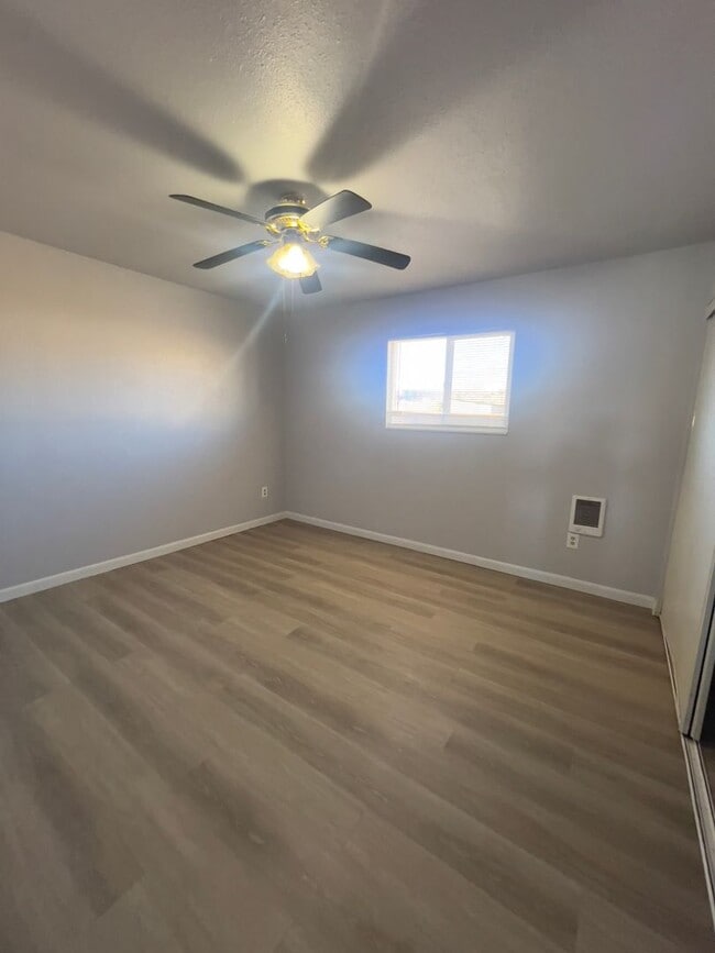 Building Photo - 4 bedroom 1 Bath w/ fenced yard