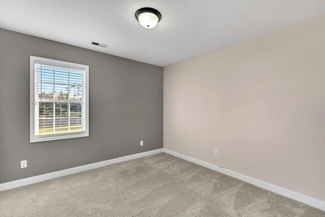 Building Photo - 3 bedroom with BONUS! Fenced Yard