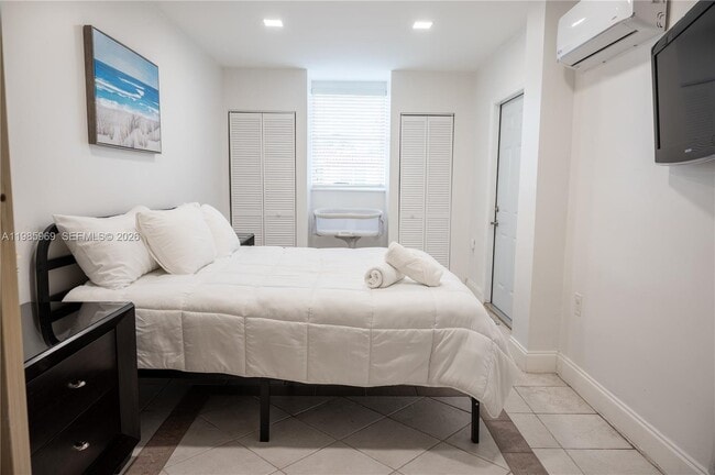 Building Photo - 4821 SW 5th St