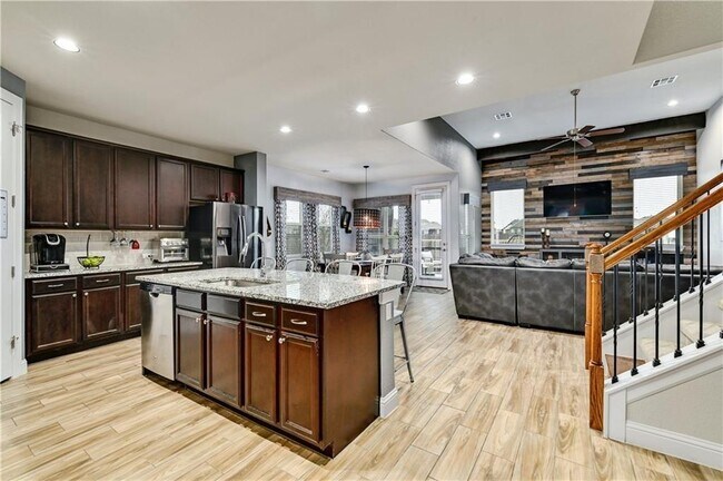 Building Photo - 6825 Leonardo Dr