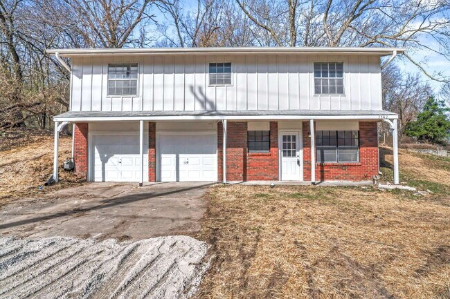 Building Photo - Beautifully Renovated 3 Bedroom Home in KCK Available Now!  1st Month's Rent is FREE!