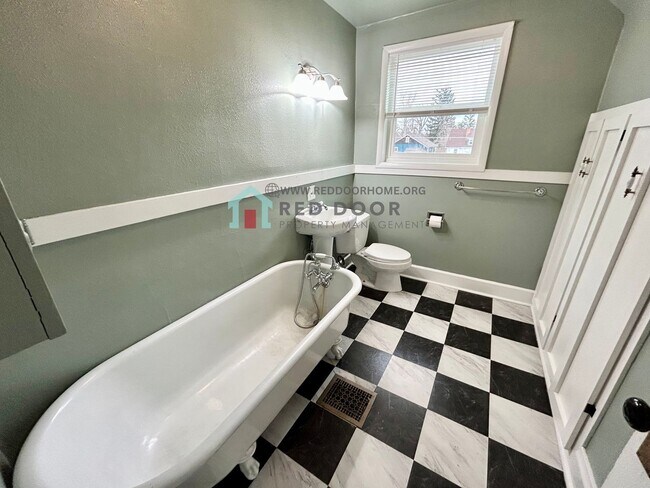 Building Photo - Spacious and inviting 3 bed, 2 bath rental