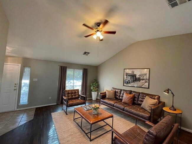 Building Photo - 162 Dressen