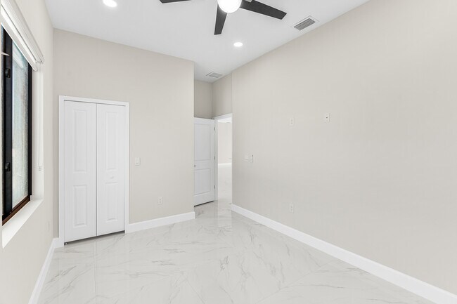 Building Photo - 2014 NE 9th Ave