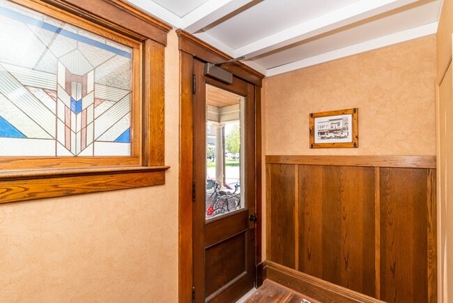 Building Photo - 404 S 5th Ave